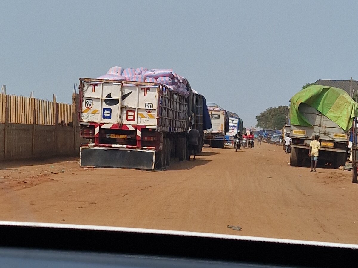 LKW-Transport auf dem Weg zum Hafen