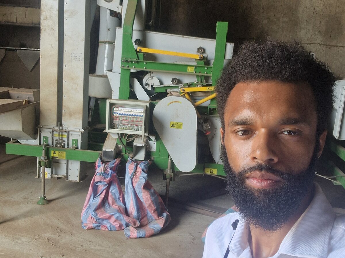 René Traoré in der Verarbeitungsanlage