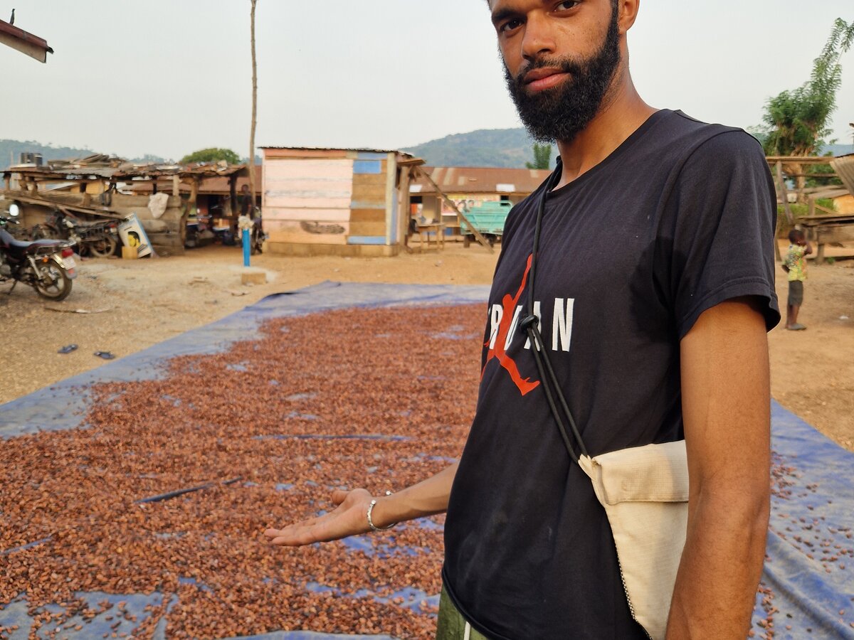 René bei der Kakao-Trocknung in Togo